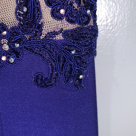 DARK BLUE LACE GOWN PADDED BRA INCLUDED AND SLIT DOWN THE BOTTOM - Picture 6 of 11